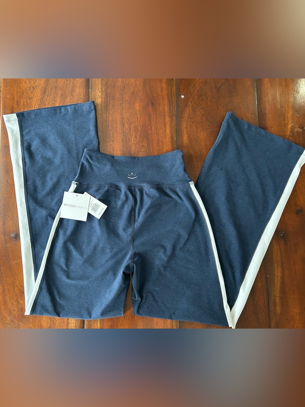 Beyond Yoga Spacedye Line Up Wide Leg Pant. XS. Navy/white - Picture 15 of 15